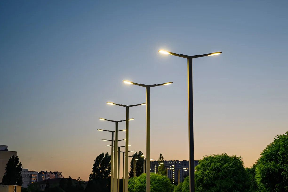 Éclairage public au Maroc : candélabres et luminaires